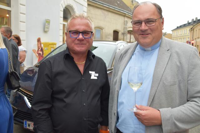 Z-2000 Manager Ernst Weidenauer mit Stadtpfarrer Andreas Kaiser.