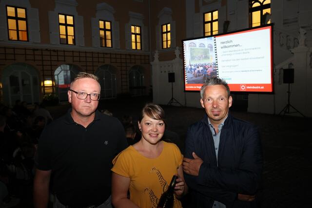 Vizebürgermeister Thomas Stacher, Beatrix Lamprecht und Herbert Holler von der WOCHE. | Foto: schmidbauer