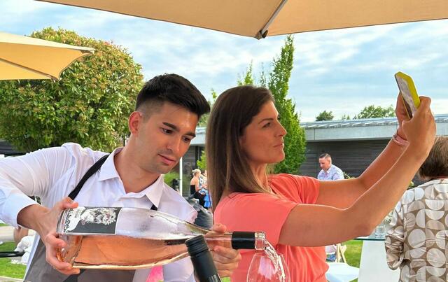 Modle Anna Huber genoss den Rosé von Reeh. | Foto: Weingut Hannes Reeh