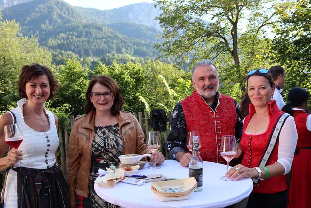 Nicole, Manuela, Miklós und Gabi kosten die kulinarischen Schmankerln. | Foto: MeinBezirk.at