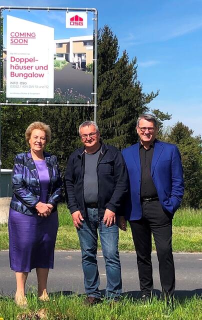 An der künftigen Baustelle: Landtagspräsidentin Verena Dunst, Bürgermeister Otto Horvath und OSG-Chef Alfred Kollar (von links). | Foto: Büro Dunst