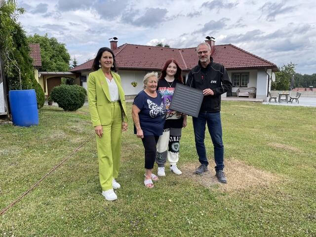 Karin Zeiler (Chefredakteurin RegionalMedien NÖ), Gewinnerin Helene Mlodek mit Enkerl Alina und EVN-Pressesprecher Stefan Zach | Foto: cf