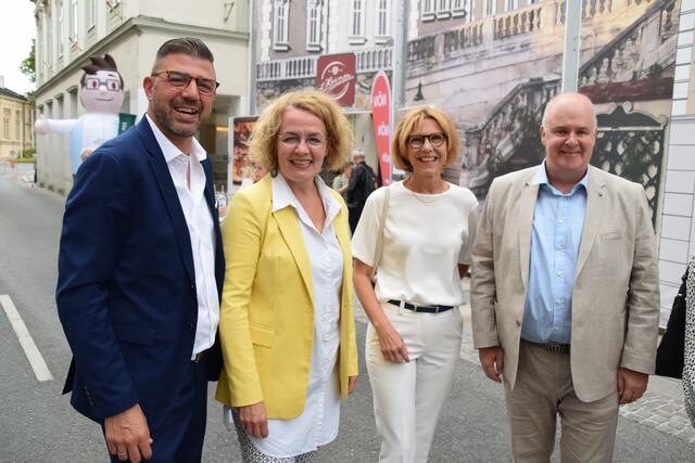 Kunst verbindet: SPÖ-Bezirksparteiobmann Martin Peterl, VP-Landesrätin Christiane Teschl-Hofmeister, VP-Bürgermeisterin Andrea Völkl und SP-Vizebürgermeister Heinz Scheele.