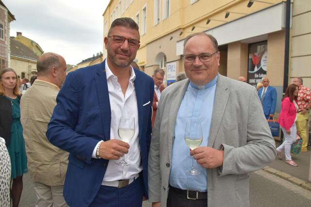 Martin Peterl mit Stadtpfarrer Andreas Kaiser.