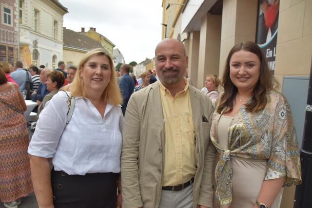 Gemeinderat Daniel Pollak als "Hahn im Korb" – mit Samira Mujkanovic (re.).