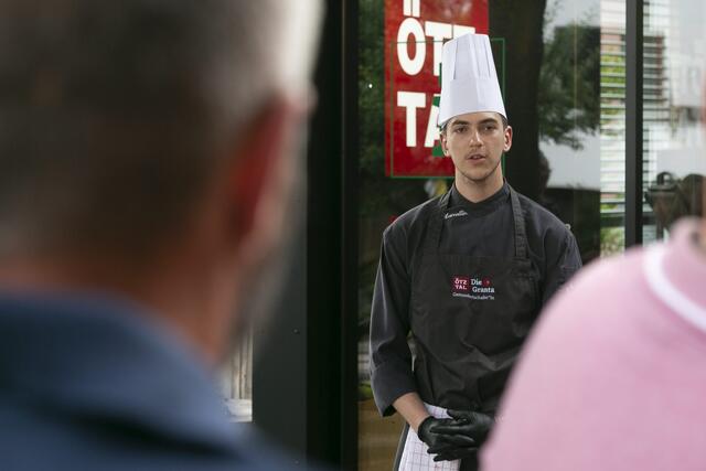 Beim Zeigen ihres kulinarischen Könnens stellten die Fachkräfte auch die Menüfolge vor.  | Foto: Ötztal Tourismus / Markus Geisler