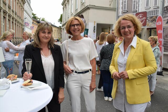  Bürgermeisterin Andrea Völkl (mi.) mit Landesrätin Christiane Teschl-Hofmeister.