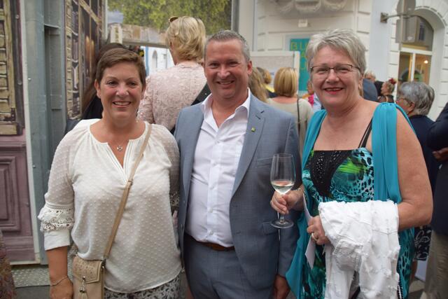 Bürgermeister Gerald Glaser mit Gattin Monika und Bürgermeisterin Magdalena Batoha (re.).