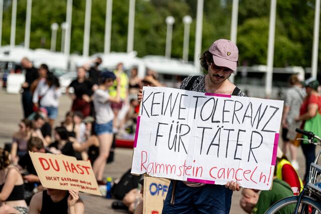 Bereits in Berlin wurde gegen das Rammstein Konzert demonstriert.  | Foto: Fabian Sommer / dpa / picturedesk.com