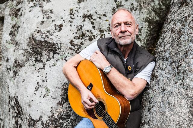 Peter Ratzenbeck mit seiner Gitarre am 18. August auf Burg Neuhaus erleben. | Foto: Nadja Meister