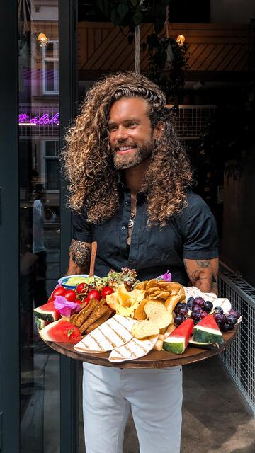 Hank Ge mit einer seiner Bali-Brunch-Platten.
 | Foto: Hank Ge