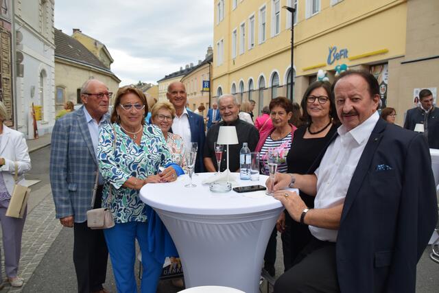 Geballte Stockerauer Wirtschaftskraft rund um einen Tisch versammelt.
