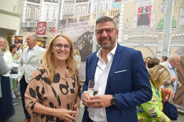 Landesrätin Ulrike Königsberger-Ludwig mit Bezirksparteiobmann Martin Peterl.