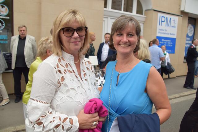 Margit Weiss mit Bürgermeisterin Sabine Hopf.