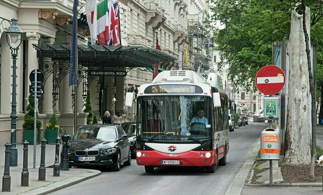 Bis 2013 fuhr der 2A noch vom Michaelerplatz über die Mariahilfer Straße weiter in den Ersten. Mit der Umgestaltung der Einkaufsstraße wurde die Buslinie umgeleitet, so, dass diese nicht mehr angefahren wird.  | Foto: Wiener Linien