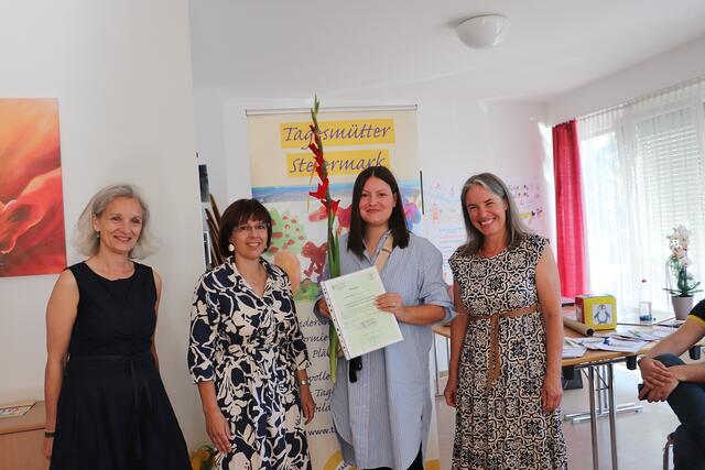 Sophie Teyssandier, Feldkirchens Vzbgm. Christa Modl, und Barbara Brinner gratulieren Tagesmutter Lisa Mayer zum erfolgreichen Lehrgangsabschluss.  | Foto: Edith Ertl