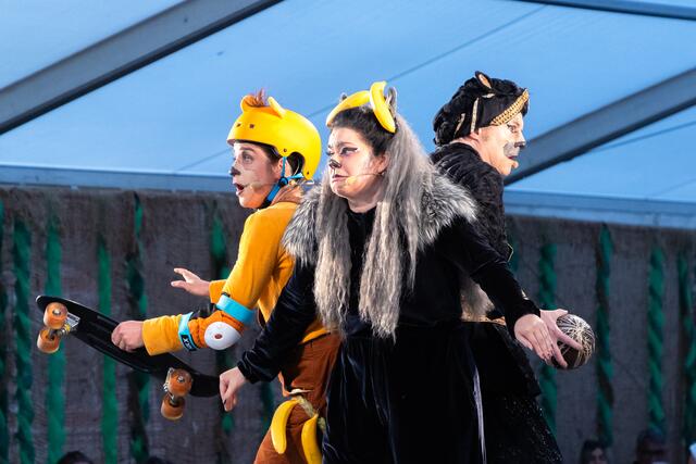 Große Spannung: Nicht nur Mogli und ihre Freunde, sondern auch das Publikum erwartet eine Überraschung.  | Foto: Konstantinov