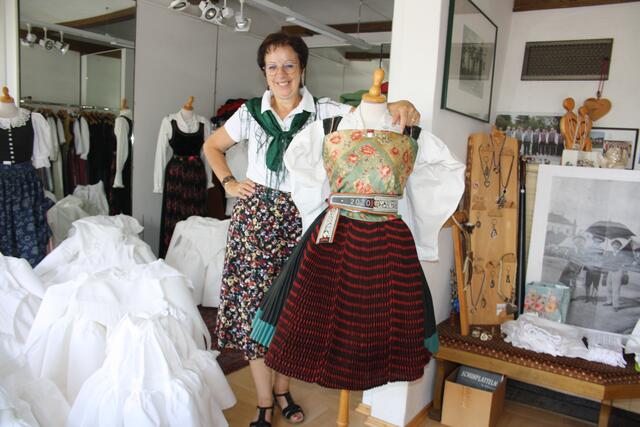 Elisabeth Uran in der Trachtenschneiderei Fischer in Nötsch. | Foto: MeinBezirk.at 