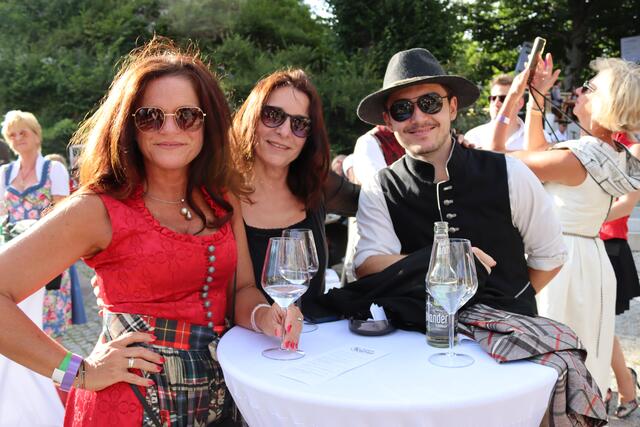(V.l.n.r.) Sabine Fritzer, Natascha Schneller und Florian Hiesel genossen das traumhafte Wetter. | Foto: MeinBezirk.at