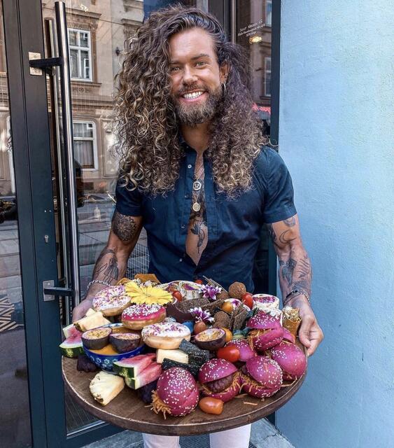 Hank Ge mit einer seiner Bali-Brunch-Platten.
 | Foto: Hank Ge