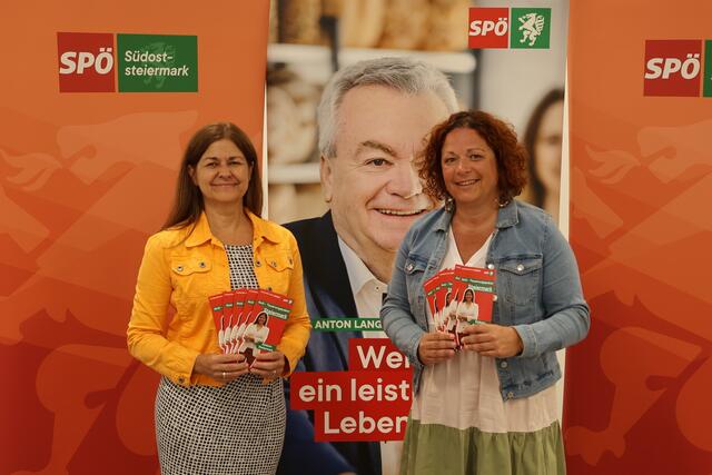 Soziallandesrätin Doris Kampus und Cornelia Schweiner präsentierten in Feldbach das steirische Anti-Teuerungspaket.  | Foto: schmidbauer