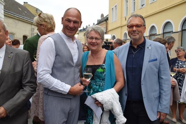 Farblich abgestimmt: Weinviertel Tourismus-Chef Hannes Steinacker, Bürgermeisterin Magdalena Batoha und Entertainer Wolf Frank.
