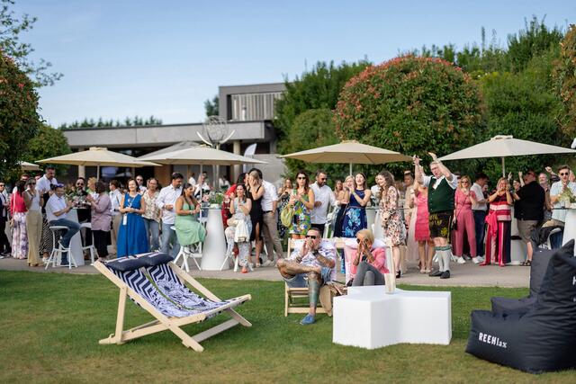 Rund 370 Gäste feierten den "In Bloom"-Rosé im Andauer Weingut. | Foto: Jolly Schwarz