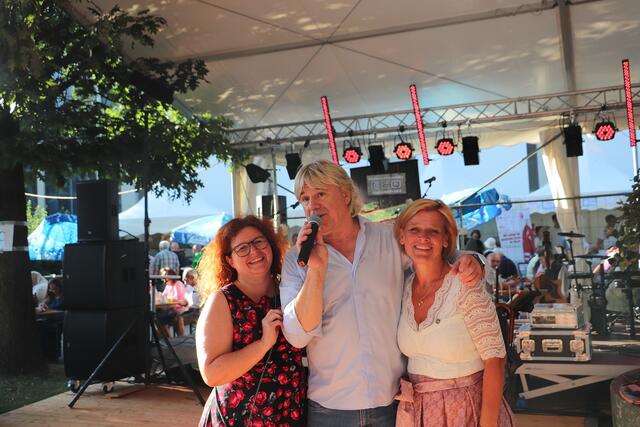 Marc Andrae holte die GR Sandra Goldberg und Sabine Jakubzig auf die Bühne. | Foto: Edith Ertl