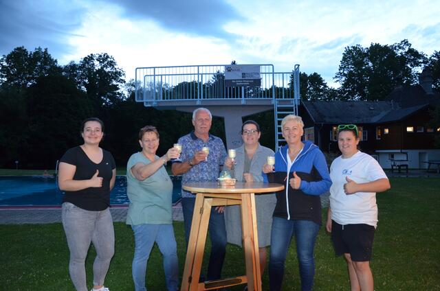 Selina Schlatte, GR Monika Hasieber, GR Karl Wurmbrand, GR Karoline Schlatte, Bürgermeisterin von Seebenstein Marion Wedl, Badeaufsicht vom Parkbad Seebenstein Simone Holzer (v.l)  | Foto: Elisabeth Peinsipp