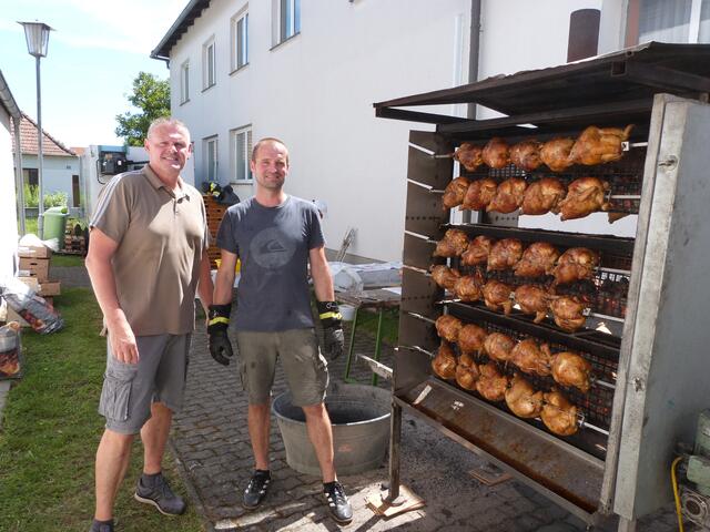 Am Feuerwehrfest in Großwarasdorf wurde für knusprige und saftige Grillhendl gesorgt!