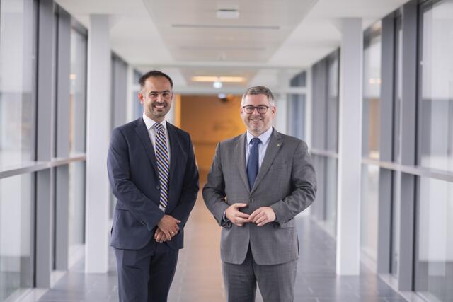 Pflegedirektor Johannes Tod, mit Landesrat Luwig Schleritzko. | Foto: NÖ LGA / Daniela Matejschek