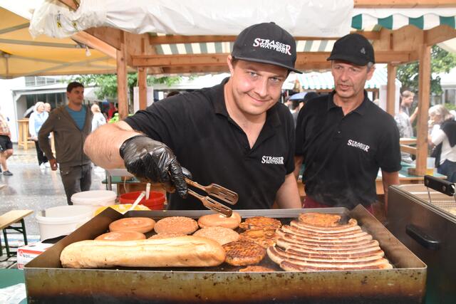 Hansi von der Metzgerei Strasser ließ die Festgäste am Marktfest nicht verhungern. | Foto: Kendlbacher