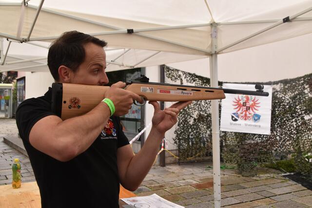 Tom versuchte sein Glück beim Zielschießen. | Foto: Kendlbacher