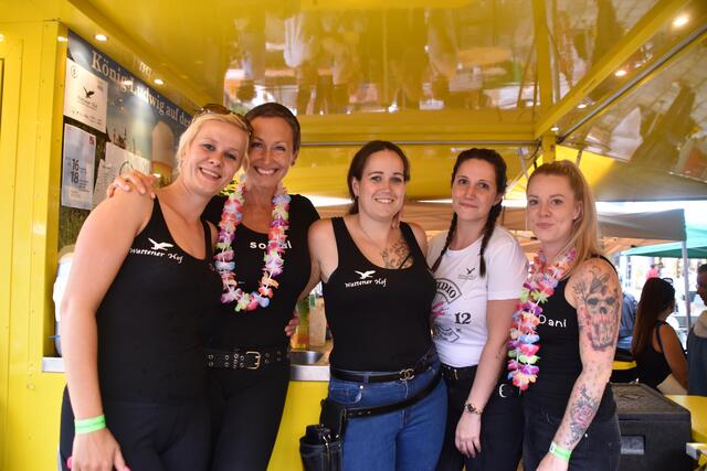 Beste Stimmung und kühle Getränke gab es am Stand vom Studio 4 in Wattens. | Foto: Kendlbacher