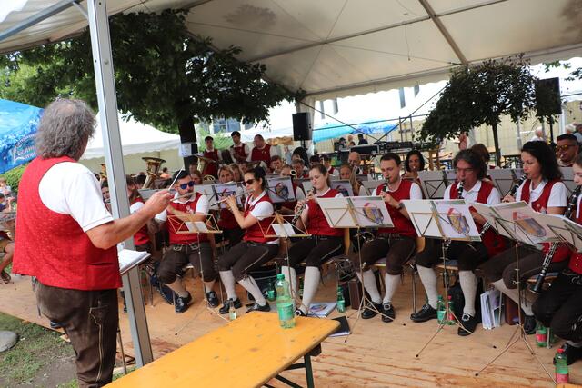 Die Musikkapelle der Roto Frank und der Marktgemeinde Kalsdorf spielte unter der Leitung von Shorty Kemmer beim Frühschoppen.  | Foto: Edith Ertl