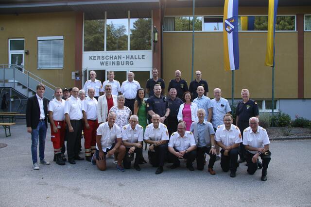 Gruppenfoto der Ehrengäste und Feuerwehrfunktionäre | Foto: BFKDO St.Pölten