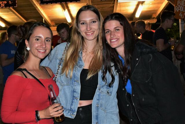 Laura, Julia und Talina kamen zusammen aufs Fest. | Foto: Klara Fruhstorfer