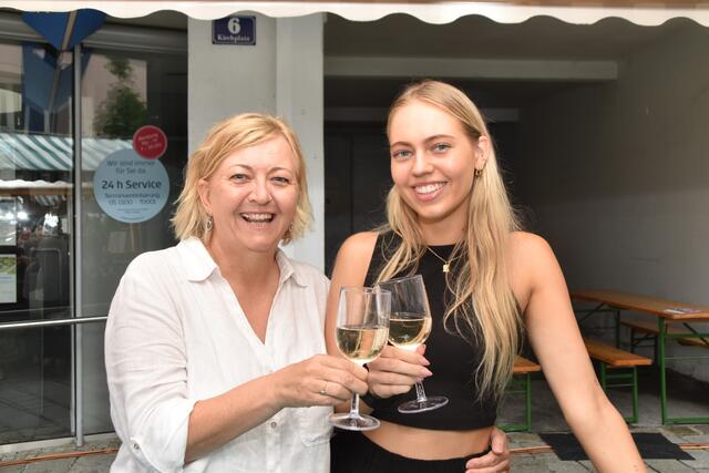 Bei Helga und Carina gab es süffigen Wein aus dem Burgenland (Deutschkreuz). | Foto: Kendlbacher