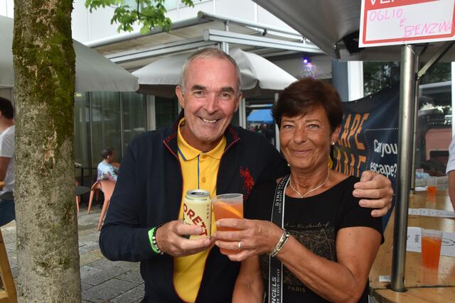 Altbgm. Thomas Oberbeirsteiner mit Angi ließen sich von der guten Stimmung am Fest anstecken. | Foto: Kendlbacher