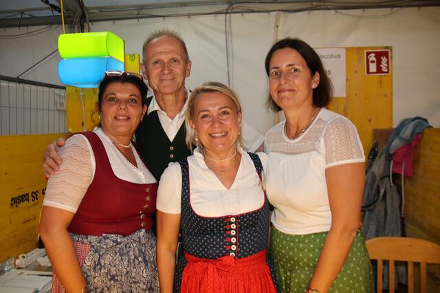 Vizebürgermeister Norbert Laimer mit Birgit, Margit und Michaela.