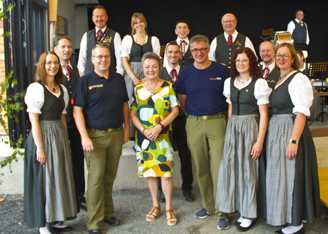 BgmIn. Renate Habetler mit den Vertretern der Feuerwehr - Kommandant Bernhard Weber und Stv. Gerald Jobst sowie den Vertretern des Musikvereins Edelserpentin Bernstein beim Schlösselfest-Frühschoppen. 