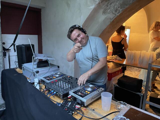 Der Stimmungsmacher The Waz Exp. legte einen Hit nach dem anderen auf und sorgte für schweißtreibende Tanzstunden. | Foto: Kendlbacher