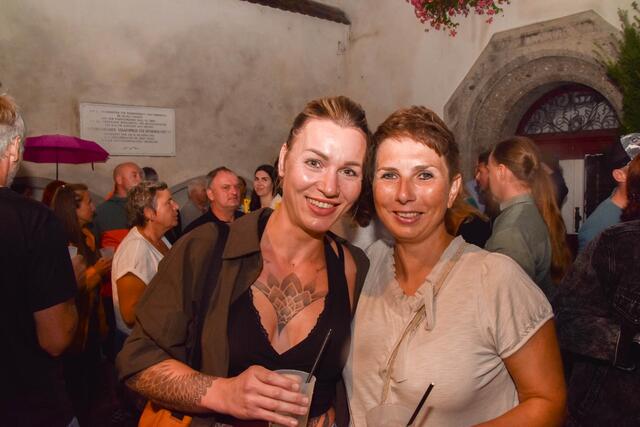 Johanna und Marion schwangen das Tanzbein. | Foto: Kendlbacher