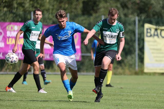 SV Riedau (in Blau) vs. Union Peuerbach. | Foto: Reinhard Schröckelsberger