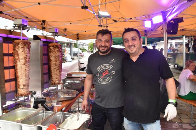 Mehmet und Cagdas Dogan vom Wattener Hof und Studio 4 in Wattens versorgten die Gäste mit schmackhaften Döner Kebab. | Foto: Kendlbacher