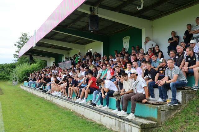 Volles Haus in Lambrechten. Insgesamt waren rund 800 Fans dabei.  | Foto: Reinhard Schröckelsberger