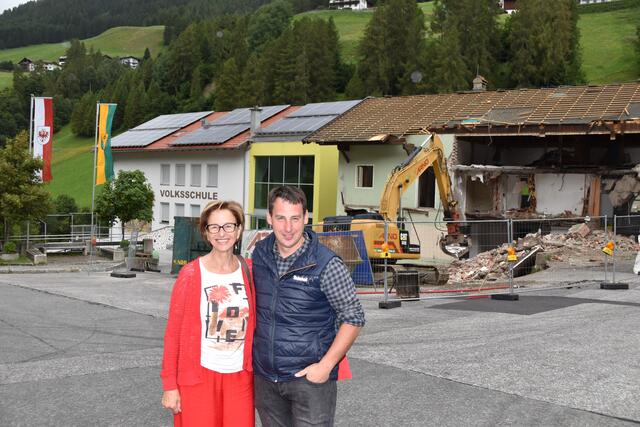 VS-Direktorin Christine Mader-Ofer mit Bgm. Lukas Peer vor der Baustelle für die Schulhauserweiterung. | Foto: Kainz