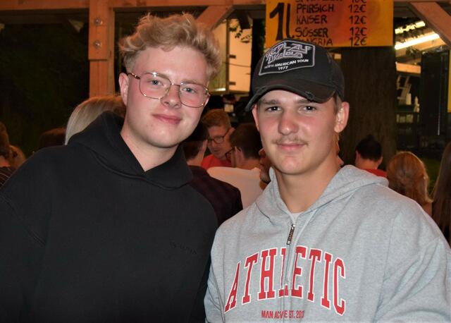 Johannes und Lukas kamen mit ihren Freunden aufs Aufest. | Foto: Klara Fruhstorfer
