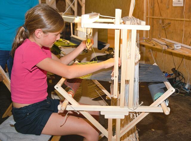 Alle konnten bei mehreren Ausstellern auch einmal selbst die Webtechnik ausprobieren. | Foto: Alfred Hofer