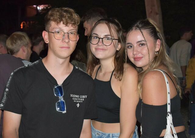 Sebastian, Isabella und Anna genossen die Wahnsinns-Stimmung. | Foto: Klara Fruhstorfer